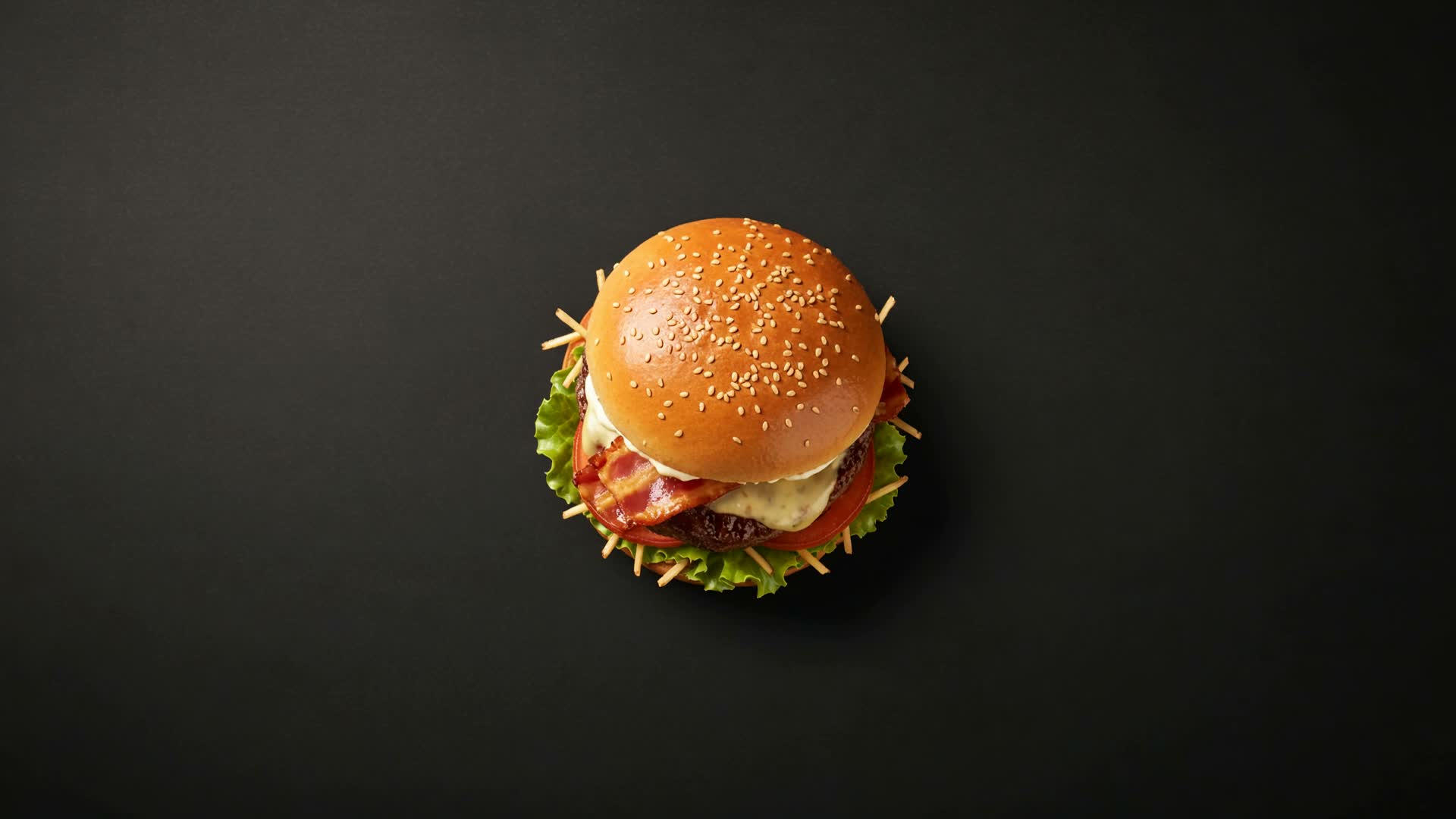 Hambúrguer com bacon, maionese, queijo e salada